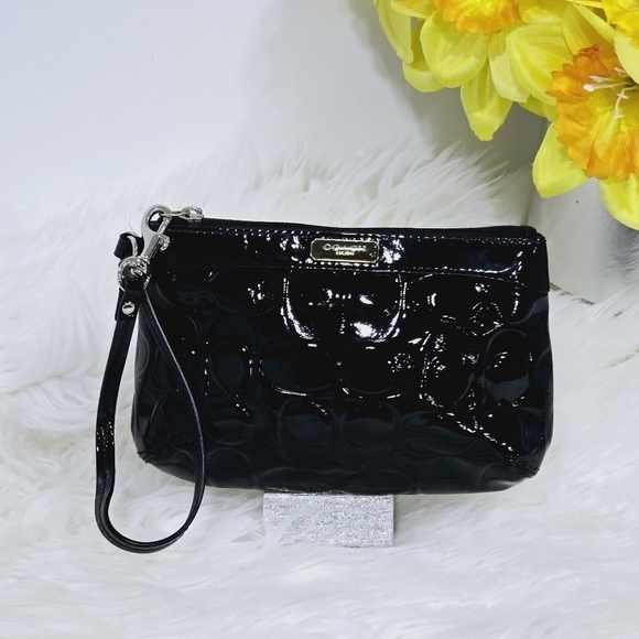 Coach black patent leather wristlet - Picture 3 of 15